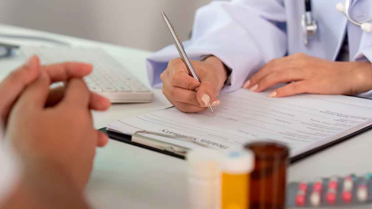 Médico rellenando parte de baja para reanudar una incapacidad temporal por recaída