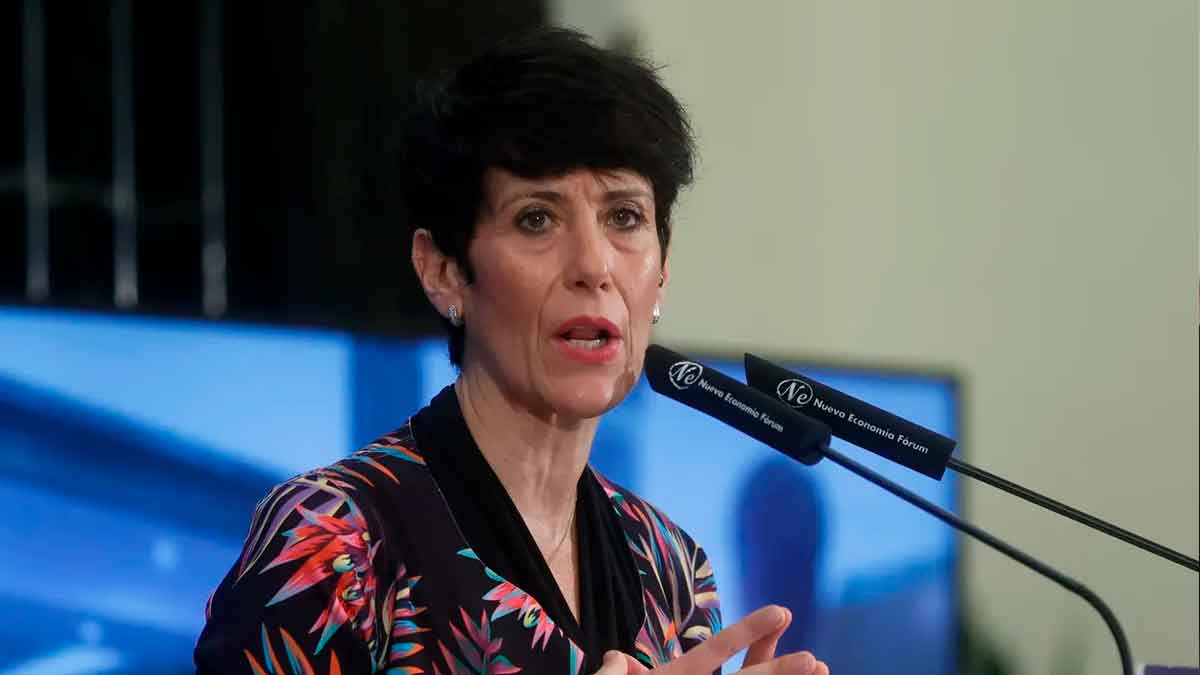 Mujer hablando en un atril durante una conferencia sobre la revisión del complemento a mínimos de la Seguridad Social en 2026