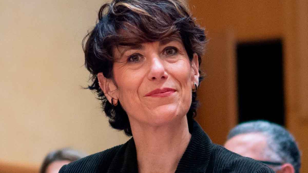 Mujer en un acto institucional relacionada con una noticia sobre la Seguridad Social y el cómputo de años de cotización por cuidados familiares