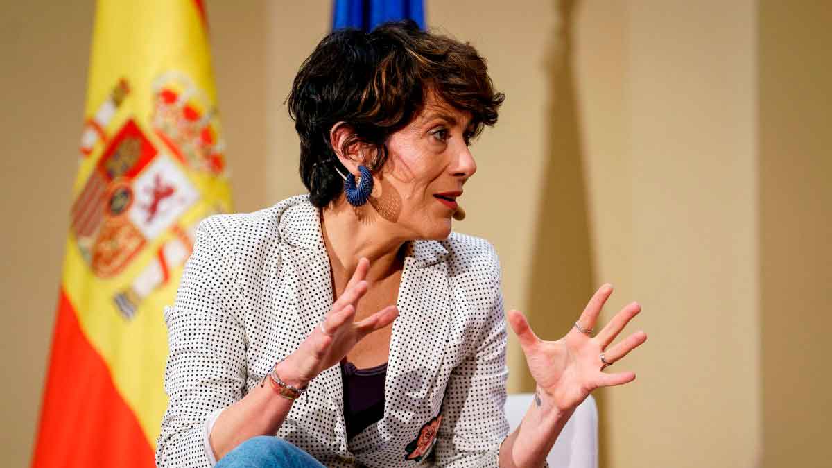 Representante de la Seguridad Social explicando cómo sumar hasta 3 años de cotización por excedencia laboral