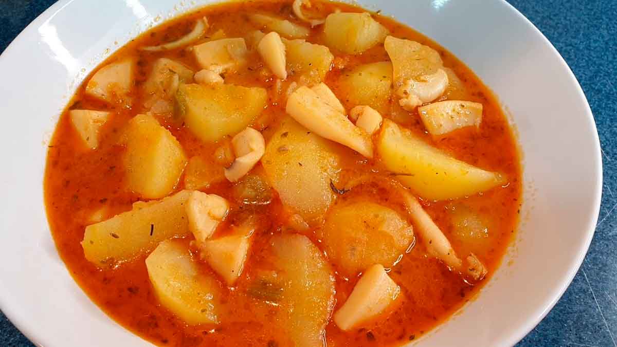 Papas con choco, receta andaluza tradicional de otoño con patatas y choco en salsa