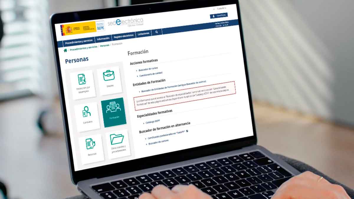Persona consulta en su portátil la web del SEPE para inscribirse en los cursos online gratuitos de noviembre de 2025