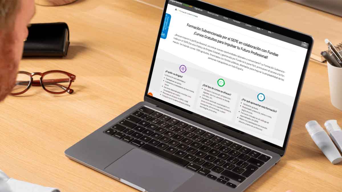 Persona consultando en su ordenador los cursos gratuitos del SEPE y Fundae para trabajar en oficinas o desde casa