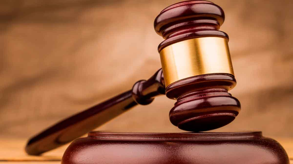 Mazo de juez sobre una mesa en una resolución judicial contra el SEPE