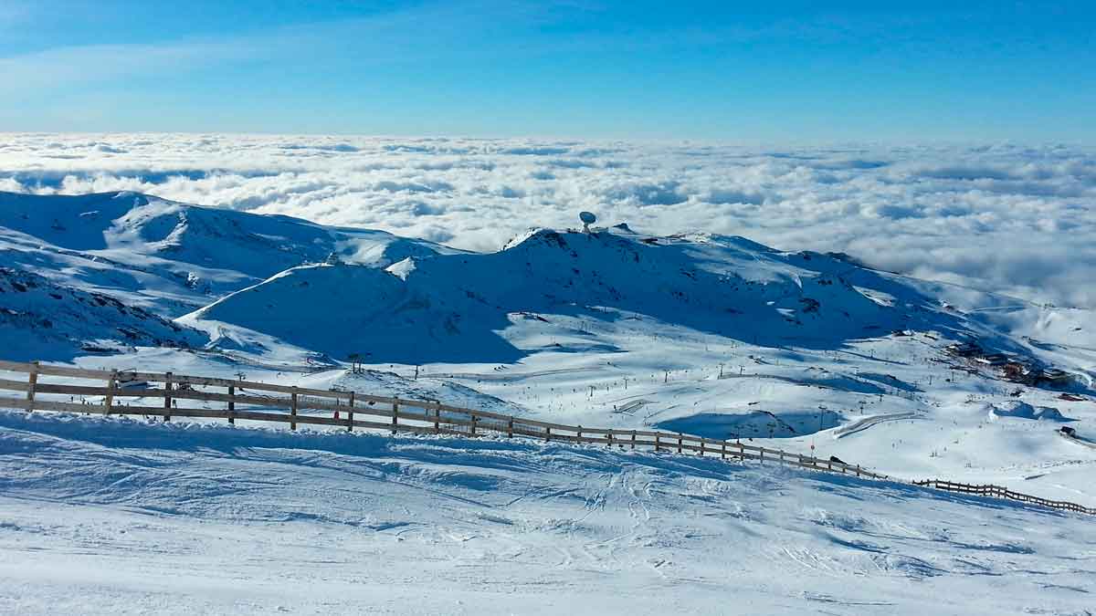 Panorámica nevada de Sierra Nevada con pistas de esquí listas para la apertura de temporada