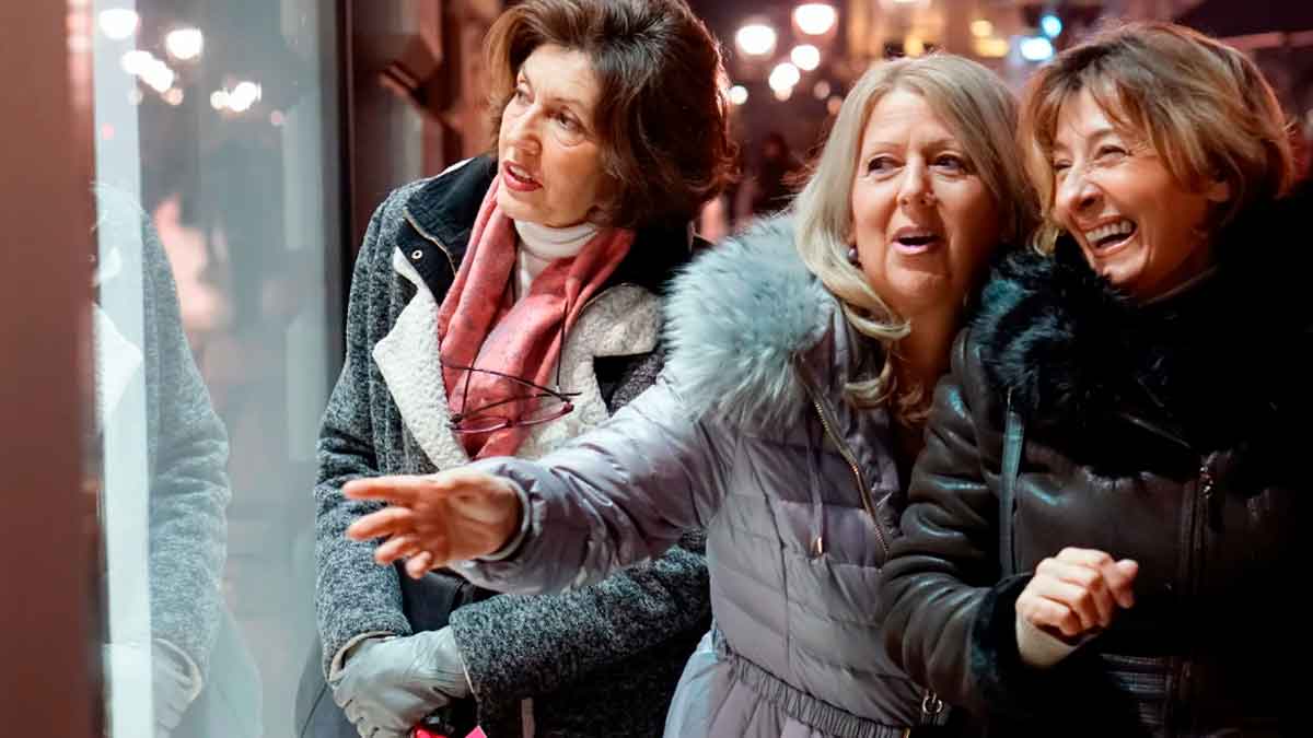 Mujeres mayores comprando en Navidad mientras aprovechan la Tarjeta Andalucía Junta 65