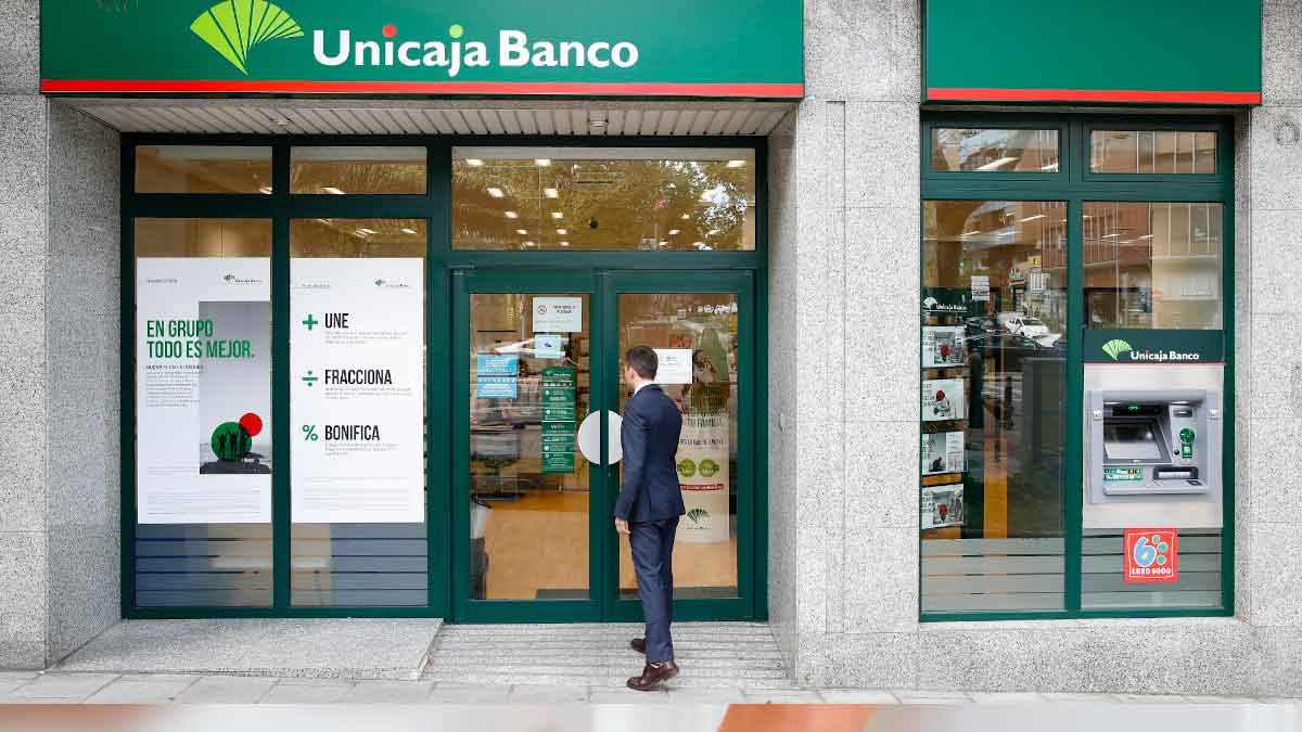Sucursal de Unicaja Banco con cliente accediendo a la oficina