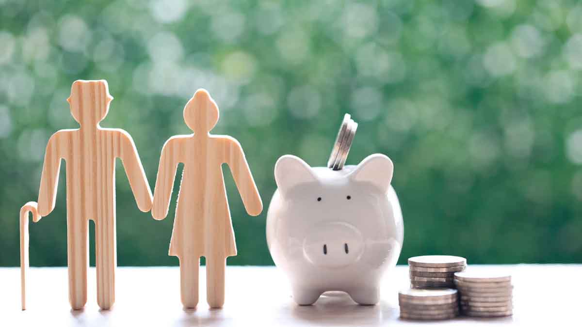 Pareja de jubilados junto a una hucha y monedas simbolizando el ahorro en la jubilación