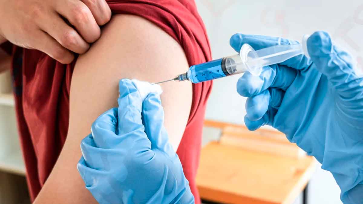 Persona recibiendo la vacuna contra la gripe y la covid en Andalucía sin necesidad de cita previa del SAS