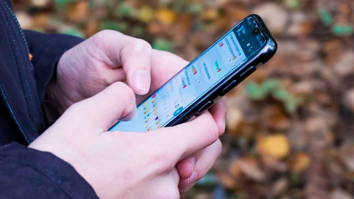 Persona usando WhatsApp en el móvil para activar la traducción en tiempo real