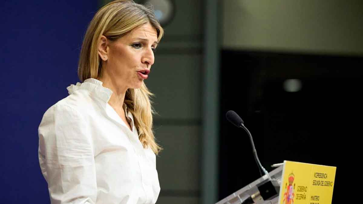 Representante del Gobierno explicando medidas laborales sobre conciliación y adaptación de jornada según el Estatuto de los Trabajadores