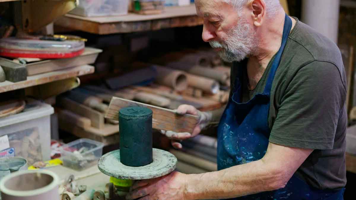 Persona mayor trabajando como autónomo mientras compatibiliza trabajo y pensión con la jubilación activa