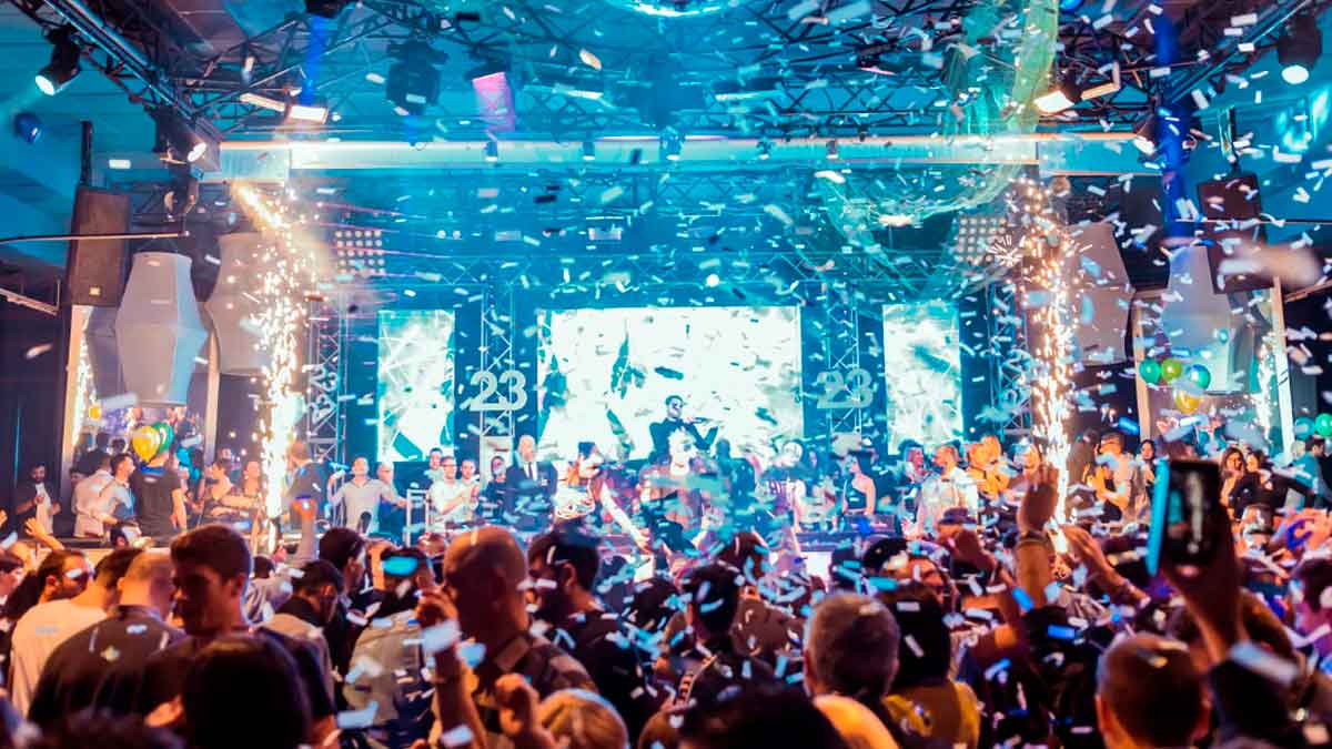 Fiesta de cotillón de Nochevieja con gran afluencia de público en un recinto cerrado