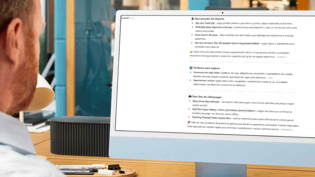 Persona usando ChatGPT en un ordenador para buscar ideas de regalos de Navidad personalizados