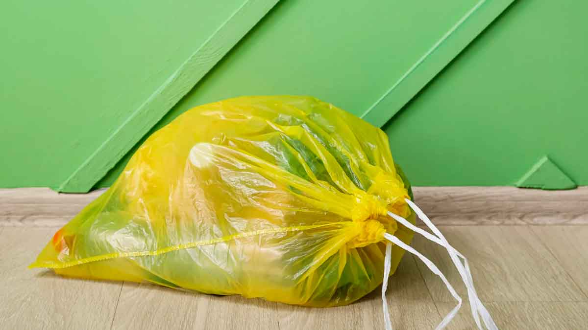 Bolsa de basura en el rellano según la Ley de Propiedad Horizontal