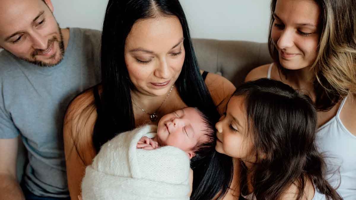 Familia con varios hijos en Andalucía, ejemplo de unidad familiar afectada por el nuevo criterio del carné de familia numerosa