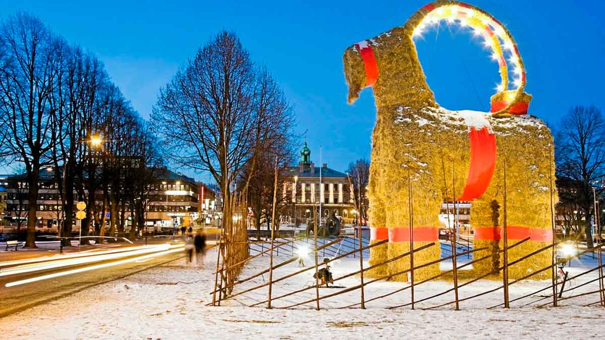 La cabra Julbock iluminada en una ciudad de Suecia, una de las tradiciones navideñas más antiguas del norte de Europa