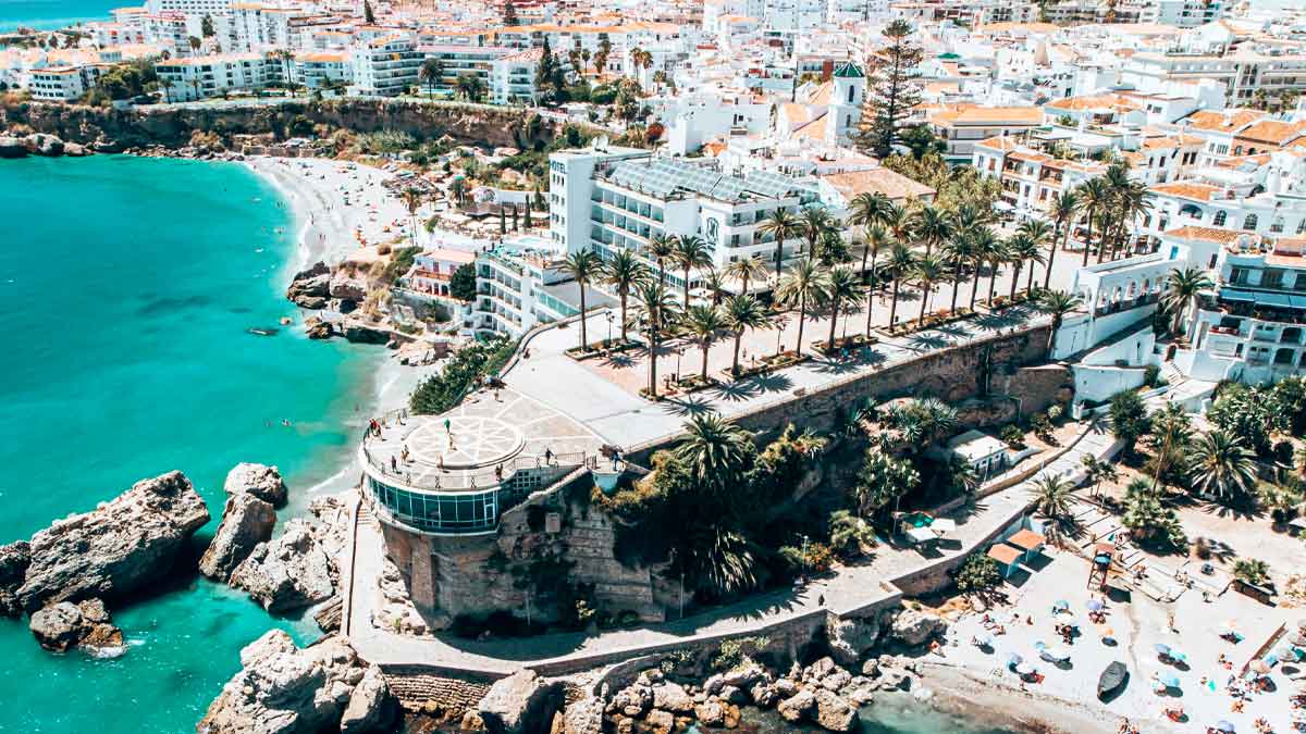 Vista aérea del Balcón de Europa en Nerja con la costa y edificios del municipio relacionada con las ayudas al alquiler del Ayuntamiento