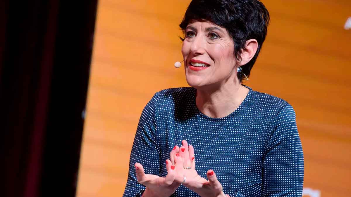 Elma Saiz hablando en un acto público durante una intervención sobre la revalorización de las pensiones de la Seguridad Social en 2026