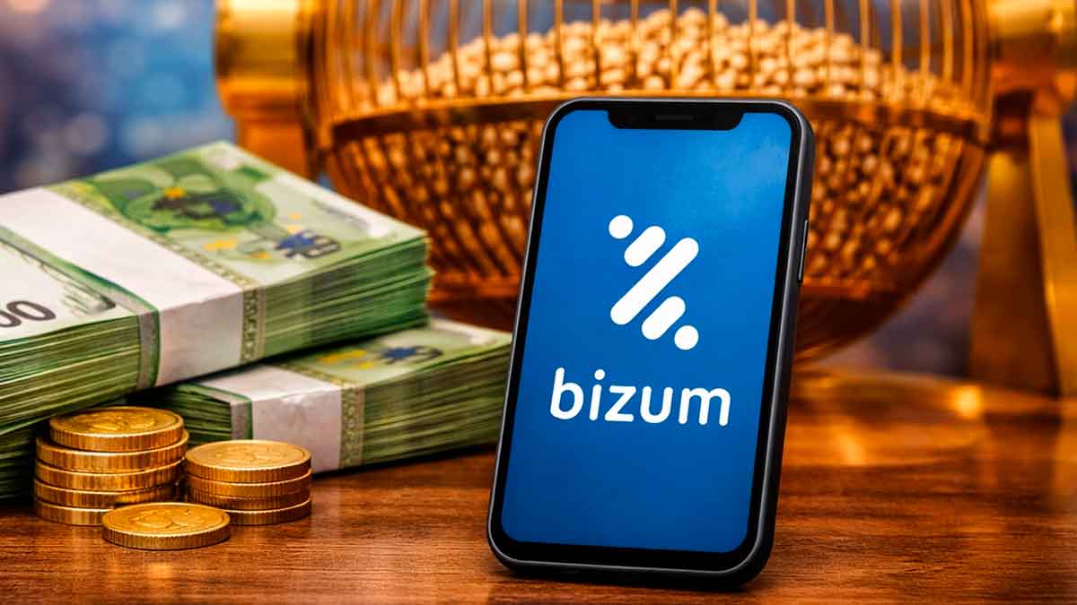 Móvil con Bizum junto a billetes de euro y el bombo del sorteo de la Lotería de Navidad 2025