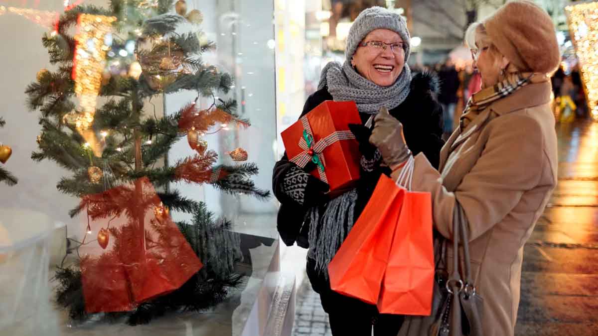 Personas mayores comprando en comercios locales durante la campaña del Bono Impulsa Navidad