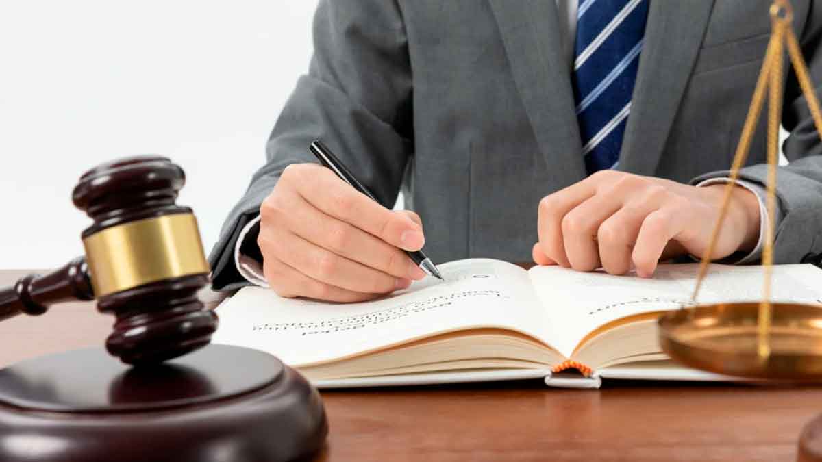 Juez revisando documentación judicial en un caso de despido laboral relacionado con celebraciones en el trabajo