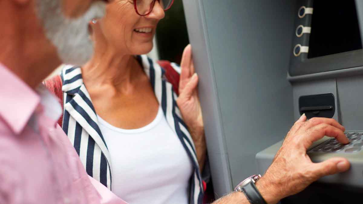 Qué día se cobra la pensión en diciembre 2025: Unicaja y Bankinter adelantan el pago