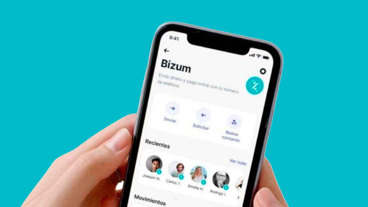 Usuario utilizando la aplicación Bizum en un teléfono móvil para realizar pagos digitales