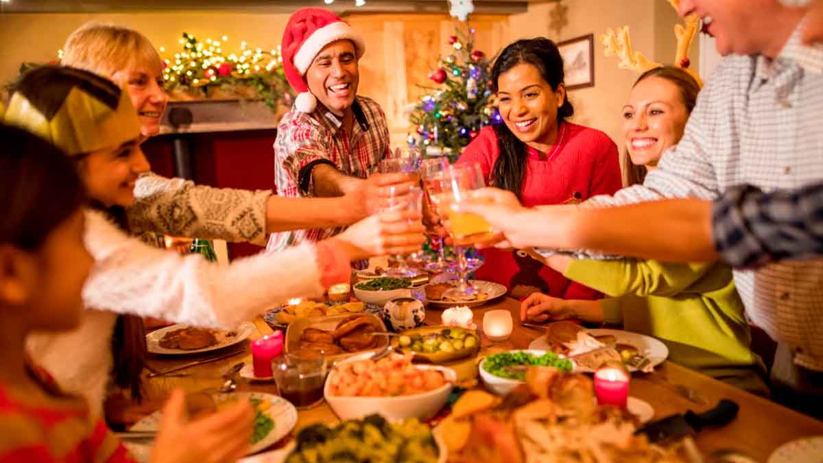 Familia brindando durante una cena de Nochebuena y Navidad en un ambiente festivo y armonioso