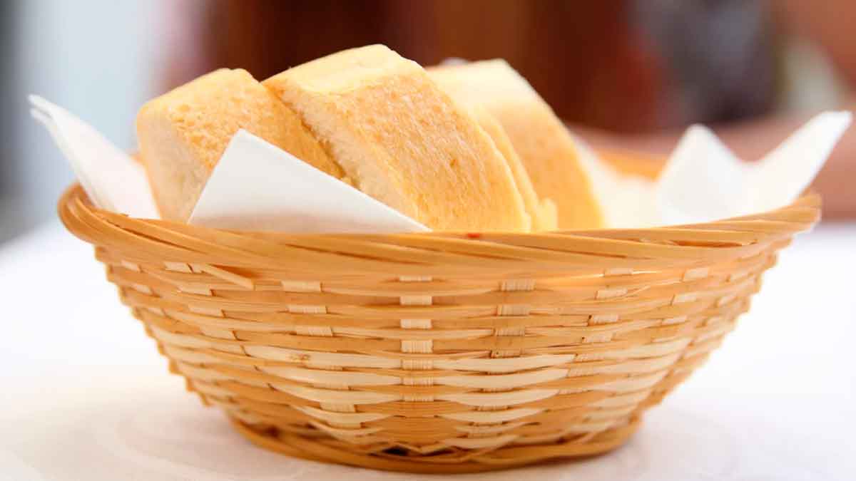 Cesta con pan servido en un restaurante de Andalucía donde Consumo aclara cuándo puede cobrarse