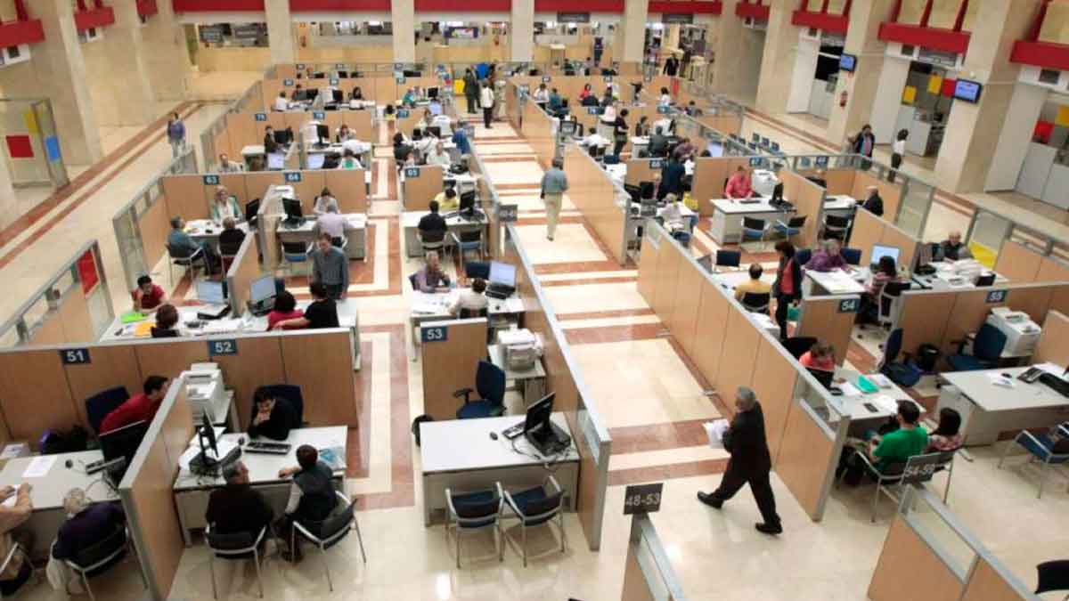 Funcionarios atendiendo al público en una oficina de la Administración General del Estado