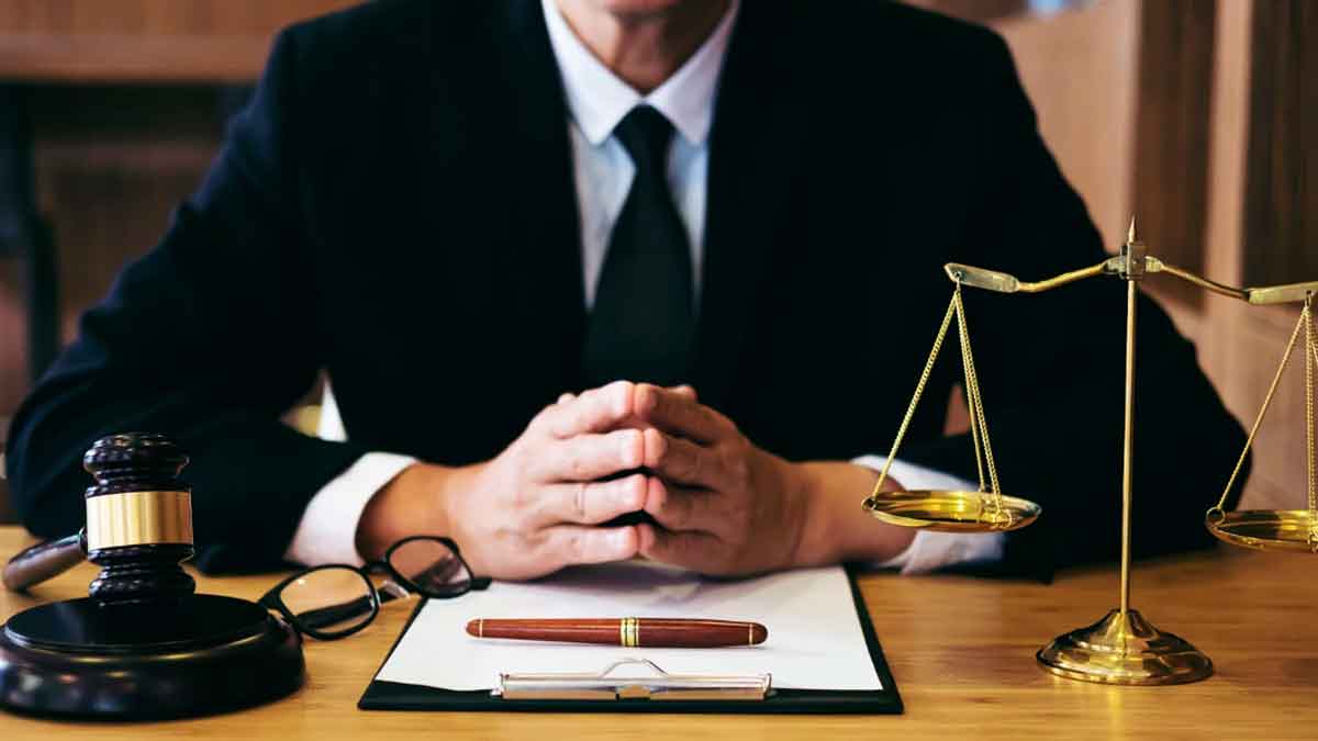 Juez con balanza de la justicia durante un procedimiento judicial por despido laboral