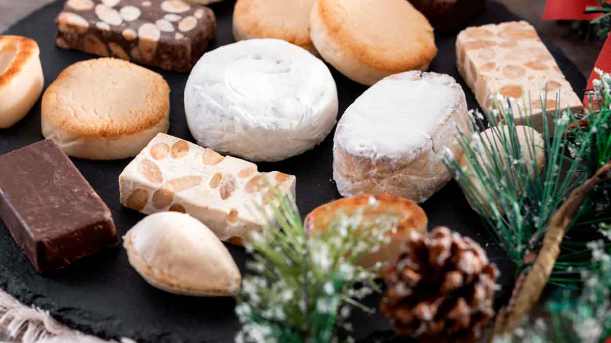 Surtido de dulces de Navidad como turrones y polvorones tradicionales