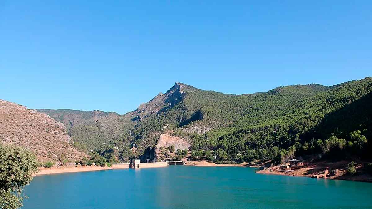Embalse andaluz con elevado nivel de agua tras las lluvias que permiten cerrar 2025 al 48,35% de su capacidad
