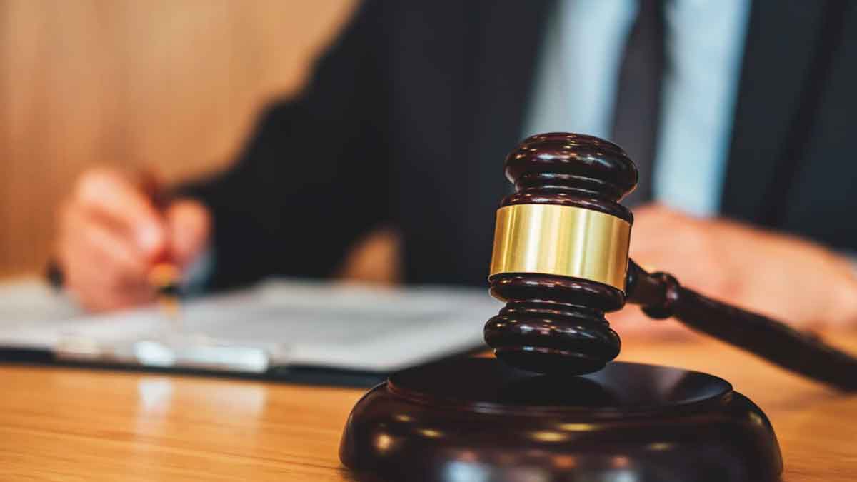 Mazo judicial sobre una mesa durante la revisión de un caso de despido declarado improcedente por los tribunales