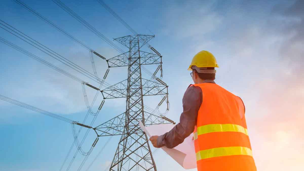 Técnico revisando líneas de alta tensión en España ante riesgo eléctrico invernal