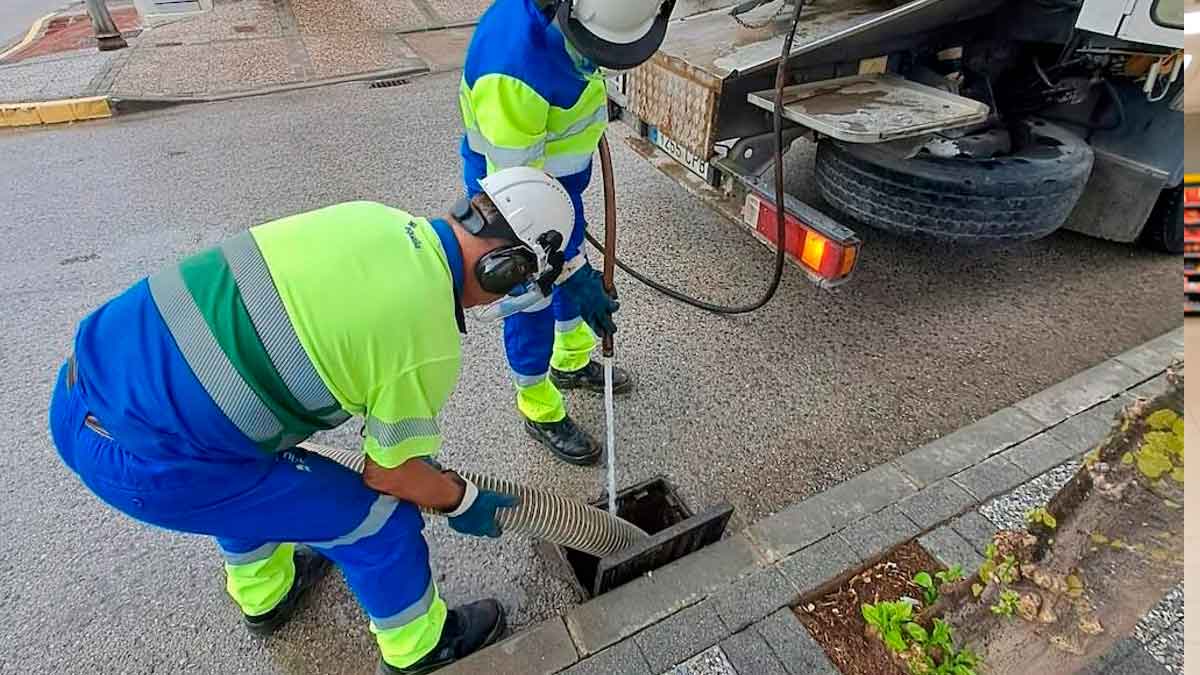 Trabajadores de FCC realizando labores de saneamiento y limpieza en vía pública en Andalucía