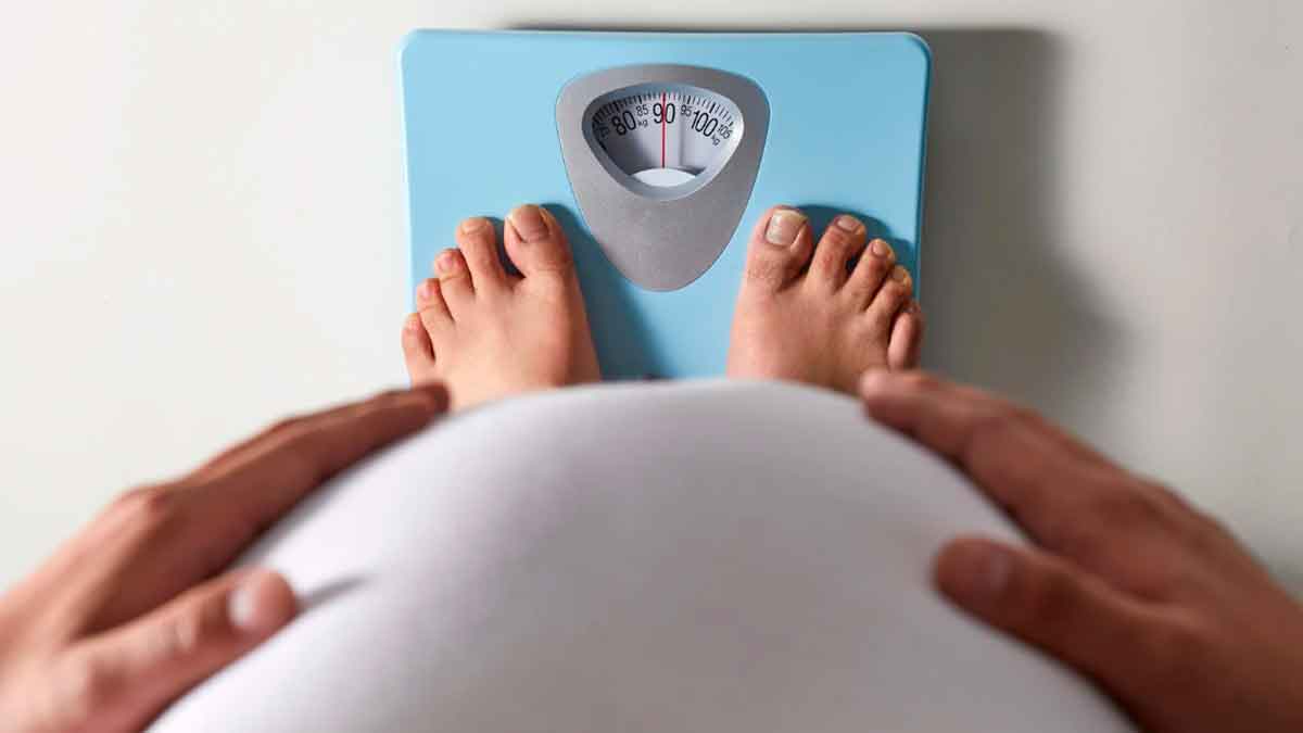 Persona subiéndose a una báscula para controlar la pérdida de peso con ayuno intermitente