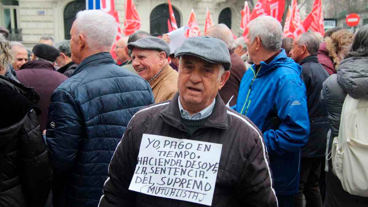 Jubilado mutualista en una concentración reclamando a Hacienda la devolución del IRPF