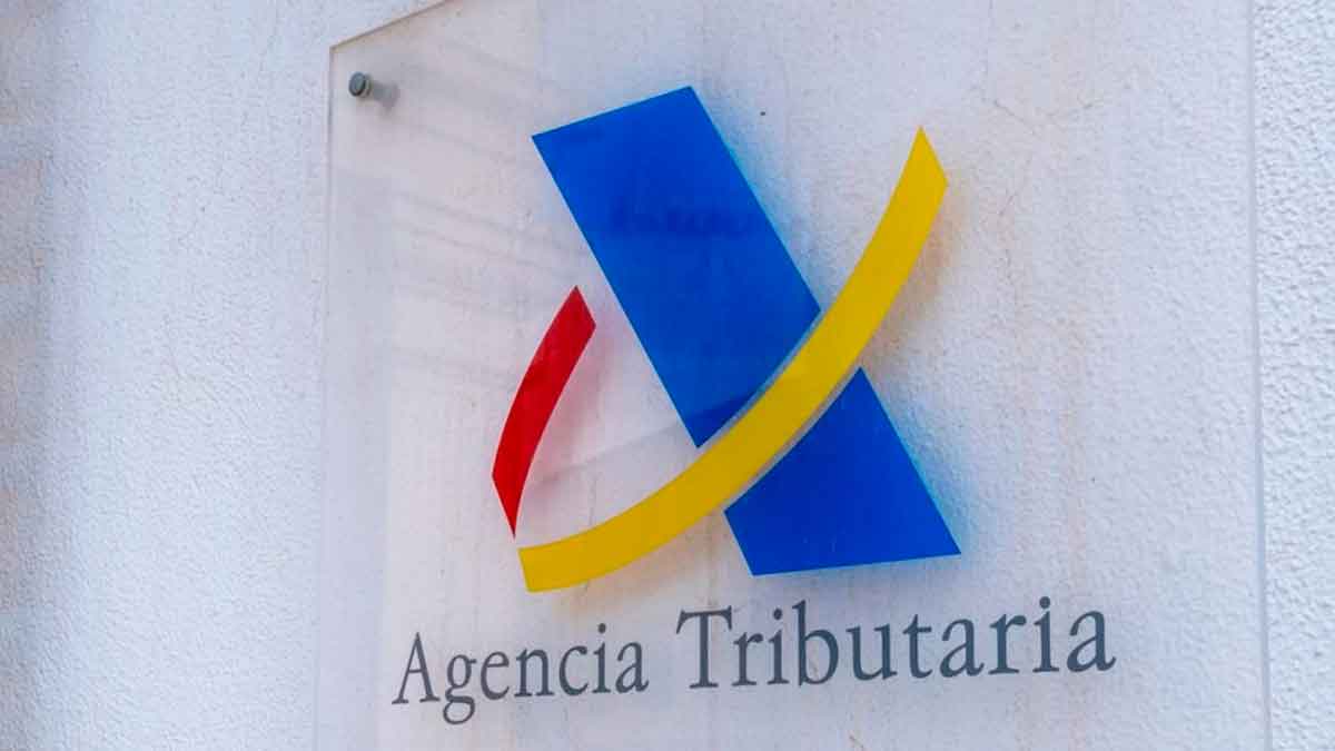Logotipo de la Agencia Tributaria en la fachada de una oficina en España