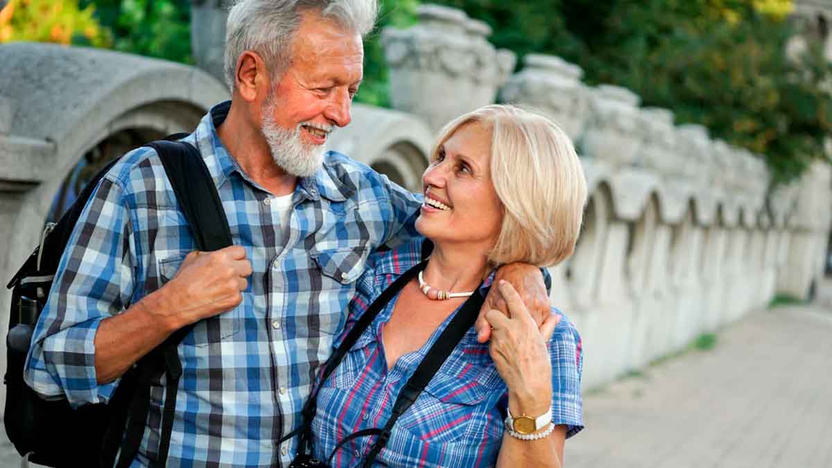 Pareja de pensionistas paseando durante un viaje del Imserso en la temporada 2025-2026