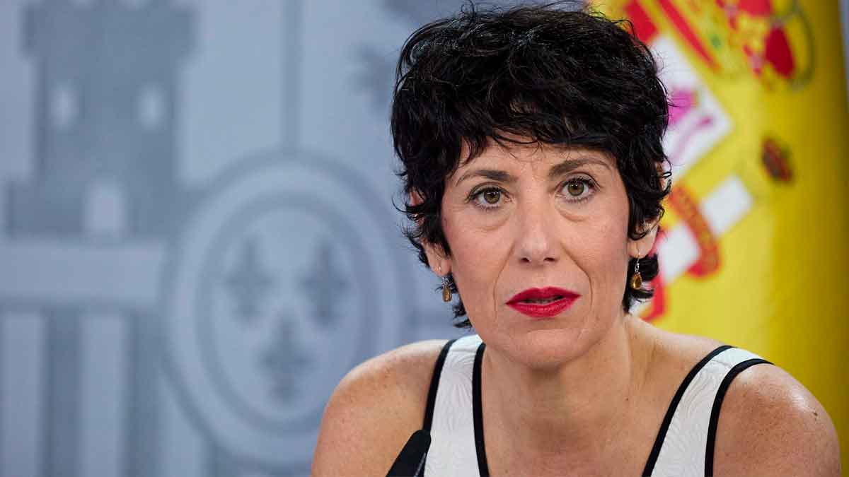 Elma Saiz durante una comparecencia sobre la subida del Ingreso Mínimo Vital en 2026