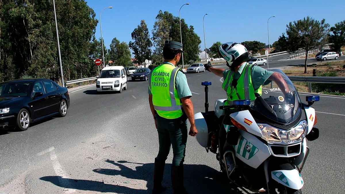 Agentes de la Guardia Civil de Tráfico controlan la circulación en una rotonda para evitar infracciones comunes