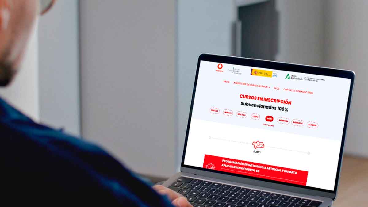 Persona consultando cursos gratuitos de tecnología 5G subvencionados por la Junta de Andalucía