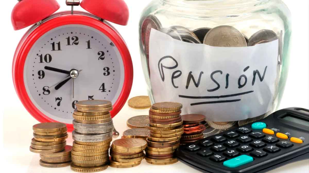 Reloj, monedas y bote con la palabra pensión para ilustrar la jubilación a los 65 años con pensión no contributiva