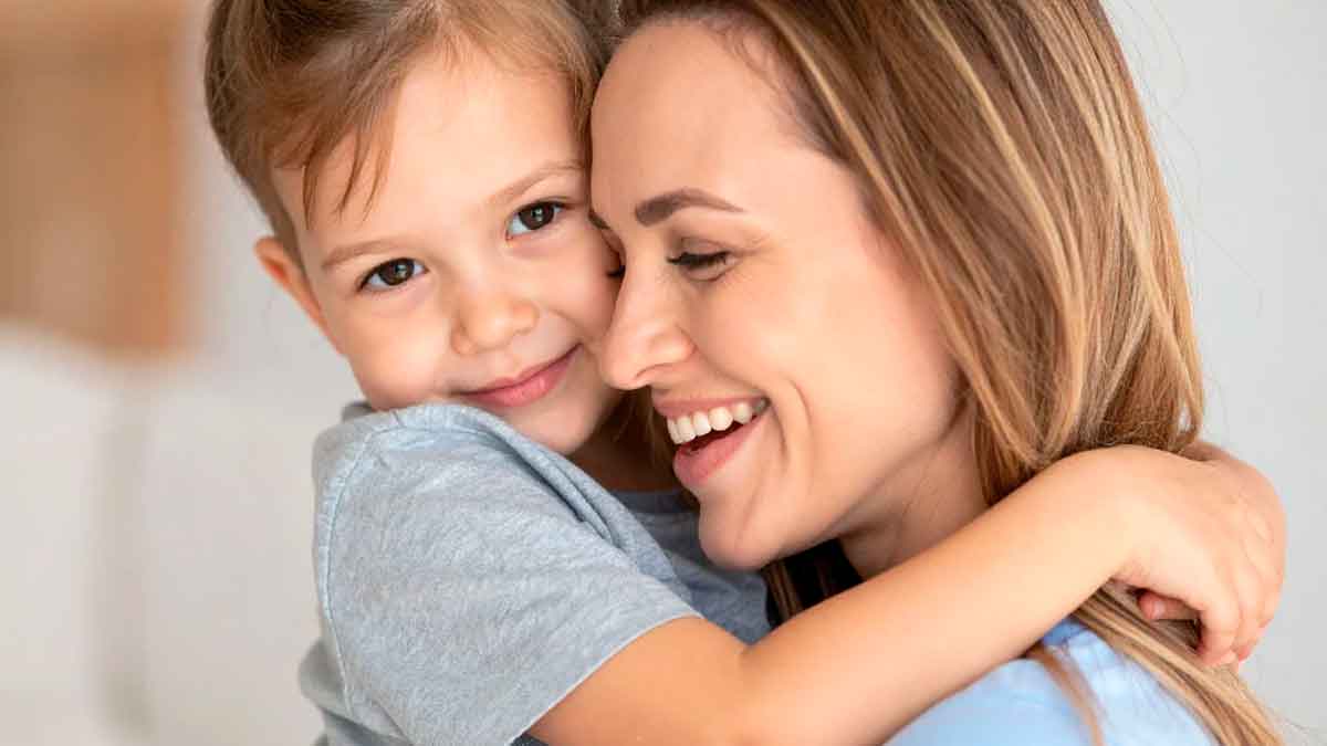 Madre con su hijo pequeño, beneficiaria de hasta cinco años extra de cotización a la Seguridad Social por hijos