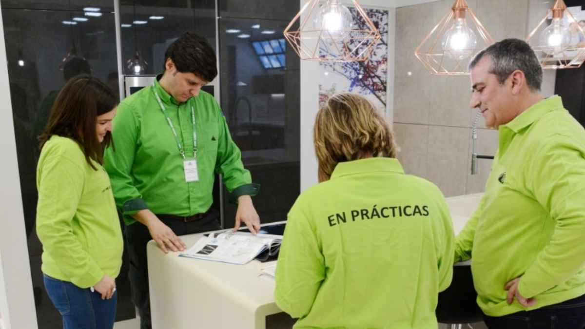 Trabajadores de Leroy Merlin en tienda durante una jornada de formación y empleo en Andalucía