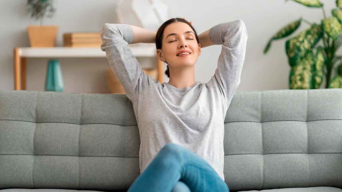 Persona relajada en casa aprovechando trucos para mantener el hogar caliente sin calefacción