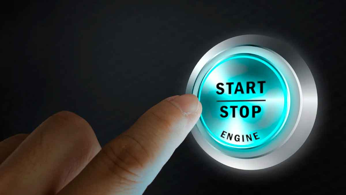 Dedo pulsando el botón Start&Stop del coche para desconectar el sistema al arrancar