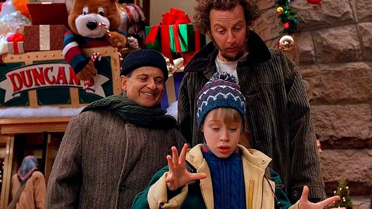 Kevin McCallister defiende su casa de los ladrones en la película Solo en casa, un clásico de Navidad para niños